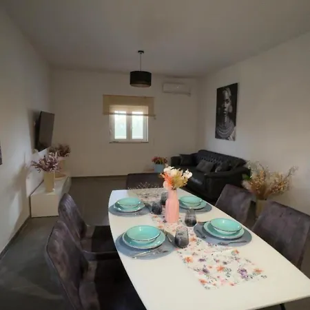 Silent And Close To Sea 1st Floor Apartment *