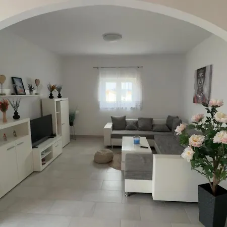 Silent And Close To Sea 1st Floor Apartment