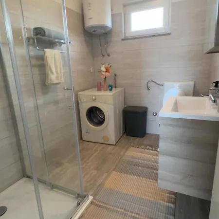 아파트 Silent And Close To Sea 1st Floor 비오그라드나모루